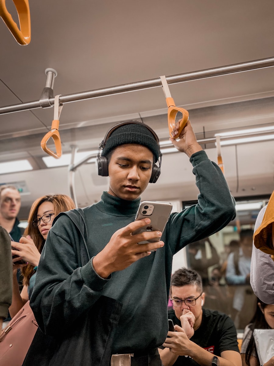 Pessoa usando smartphone com o Finflow